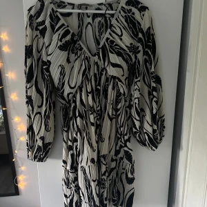 Mönstrad klänning - Använd en gång. Nypris: 330 kr