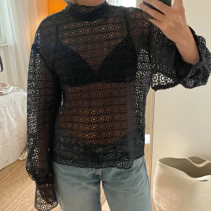 Blus - Så fin blus från H&M conscious exclusive🤍 Den är see through med knäppning i ryggen och i ärmarna! Vid intresse finns fler produktbilder🤍