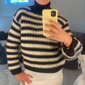 Svart vit tjocktröja med hög krage  - Mysig tröja med högre krage kan vara lite nopprig men det är bara att fråga om bilder 🩷