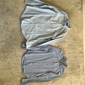 Ralph lauren skjorta - Tja, här har ni en bundle med två par riktigt feta Ralph lauren skjortor. Båda har lite små defekter därför jag säljer så billigt men gör inte så stor skillnad enligt mig. En är i storlek M och den andra är i storlek S.