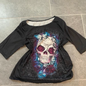 Cool oversized döskalle tshirt med längre armar - Så coooool men måste rensa kläder därav säljs den. Storlek L men sitter så snyggt även på mindre storlekar lite oversized!! Tryck gärna på köp nu eller bundel 💋