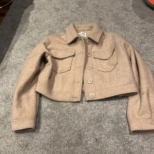 Kappa  - En kappa från NA-KD i storlek 34 säljer då jag redan har en kappa  Säljs för en lite billigare peng då en knapp saknas på armen där nere men lätt att sy på