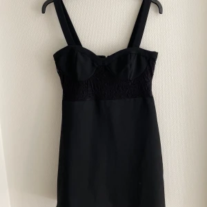 svart miniklänning - svart klänning med spetsdetaljer. aldrig kommit till användning. Nypris 399kr.