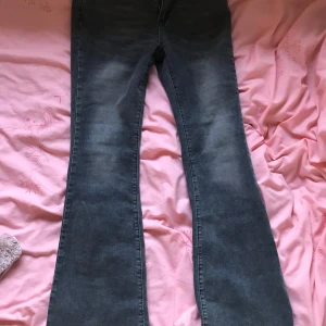 Mörkblå bootcut jeans - Ett par mörkblå bootcut jeans med en lätt fade. Likt ett par andra jeans jag säljer