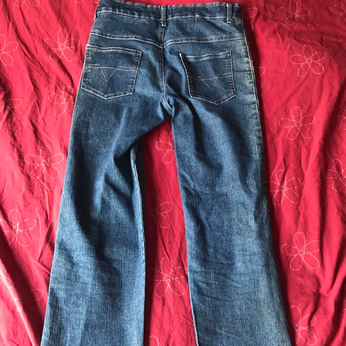 Blå jeansbyxor med broderade detaljer - 90