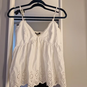 Vit topp - Jätte söt topp från BikBok. Sitter rätt så tajt över bysten så skulle inte rekommendera för någon som har lite större byst. 