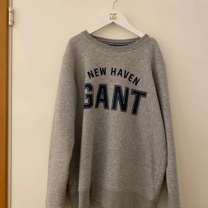 Gant tröja  - En gant tröja som jag knappt har använt💗den ör i storlek 14-15y men den passar folk som har XS/S💗(där är en liten fläck på framsidan men tröjan kommer att tvättas innan leverans)