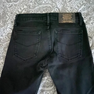 Lågmidjade jeans  - Kontakta för mer info eller vid köp 💕