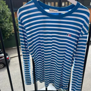 Maison kitsune longsleve - Snygg långärmad maison kitsune tröja, använd men är i gott skick, från rökfritt och djurfritt hem. Tror nypris va 2500 