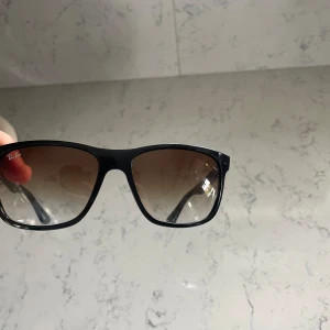 RAY-BANS - Säljer mina raybans som jag fick i början av sommaren, liknar boyfriend modellen väldigt mycket. Som nya bara att det finns några repor men de märks inte av.