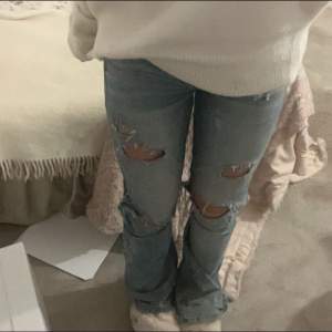 Säljer mina jättefina jeans med många hål!!💗 Märket vet jag inte riktigt💞. Ordinarie pris 800kr men lite slitna där nere som syns på sista bilden därav är priset 500kr💝💝.