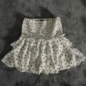 Lindex prickig kjol/minikjol vit - Kjolen är i storlek 36/38 och är i bra skick. Ej använd ofta och den säljs dessutom inte längre som produkt. Den är skön och är inte för kort.  Original pris 299kr 