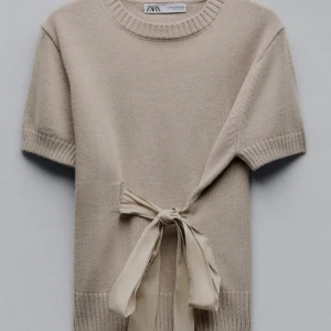 Jättefin zara tröja - Säljer denna jättefina zara tröjan i storlek m men som även spadar xs och s. Den är i jättebra skick och har inga defekter. Använd gärna köp nu.