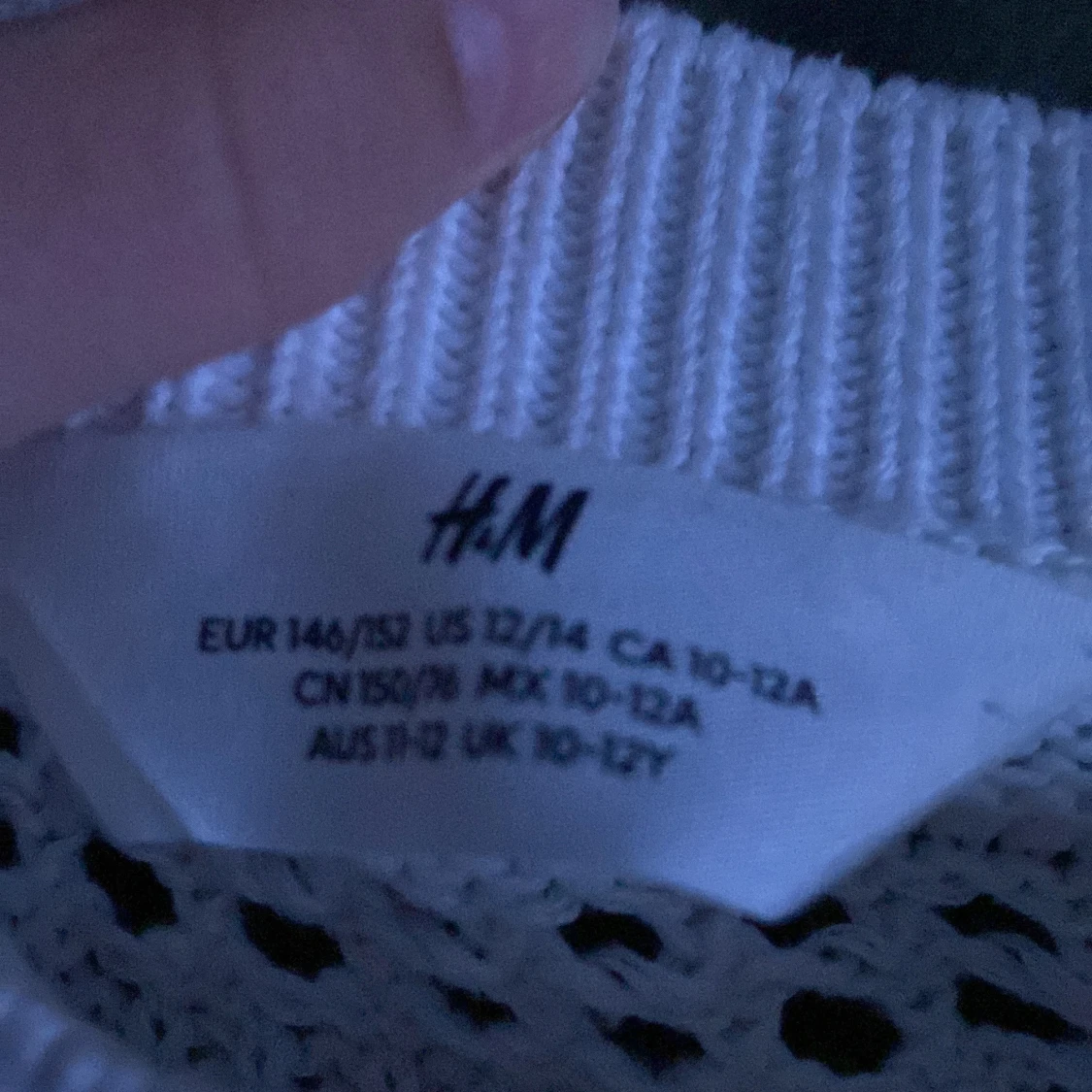 Tjocktröja med hål - 92