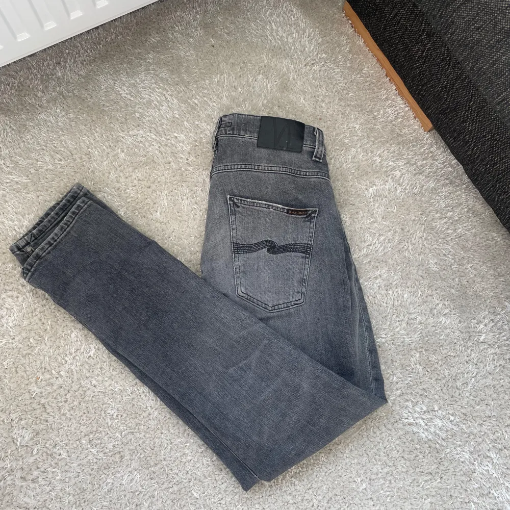 Säljer dom här nudie jeansen som är i jättebra skick, modellen heter grim Tim vilket är dn slim fit modell som sitter jättebra och är super snygga. Säljer dom för 299kr. Storlek 30/32. Jeans & Byxor.