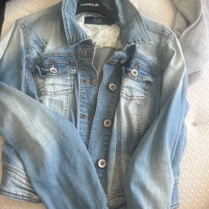 Jeans jacka - Den är inte andvänd på länge därför jag säljer den. Den är i bra skick😊