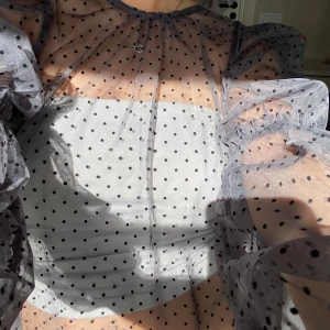 Super gullig blus!! - Så snygg blus perfekt till fest, har prislappen kvar och och aldrig andvänd köptes för 500kr säker för 250❤️