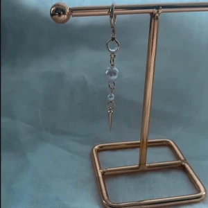 Örhängen  - Super fint detaljerat örhänge. Köp för 99kr/st eller 179kr paret.  Modell 088