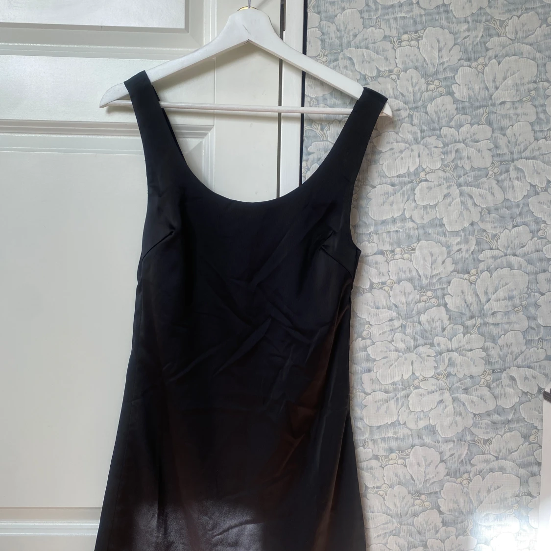 Svart kort klänning