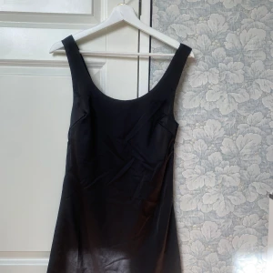 Svart kort klänning - Säljer men så fina klänning då jag nästan aldrig använt den:( den är lite djupare vid ryggen så man kan välja vilken urringning man vill ha☺️ 