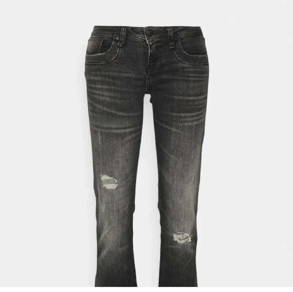 Säljer dessa ltb jeans i storlek 26/30 de är i bra skick. Säljer då de blivit försmå. Har sprätat upp dom längst ner så de är lite längre mer som en 26/32. Skriv vid fler frågor eller bilder på dom. . Jeans & Byxor.