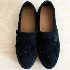 Säljer dessa stiliga mocka-loafers i stl 39 (dam). Perfekta till sommaren! Knappt använda. Mycket bra skick! 