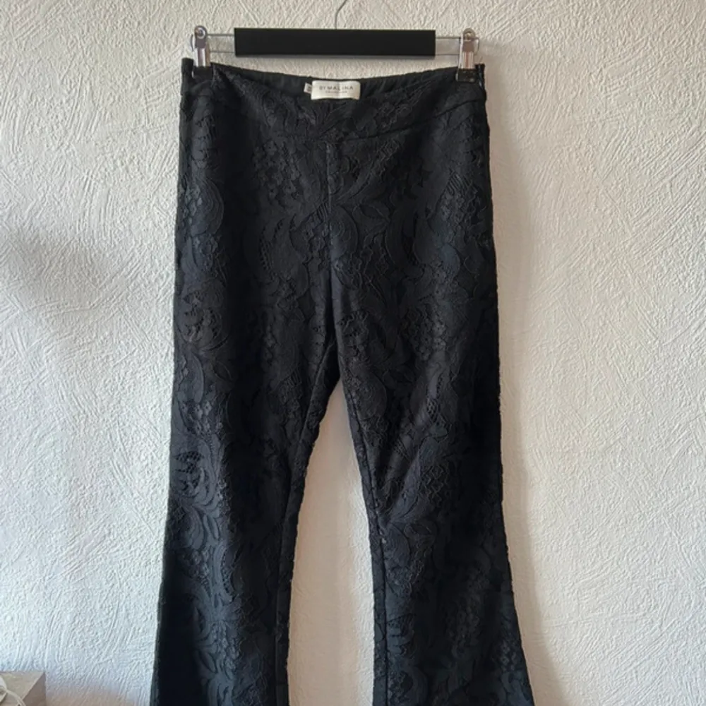 Supersnygga utsvängda spetsbyxor från by malina! Mycket bra skick🎀❤️🌟🎀🎀🎀. Jeans & Byxor.