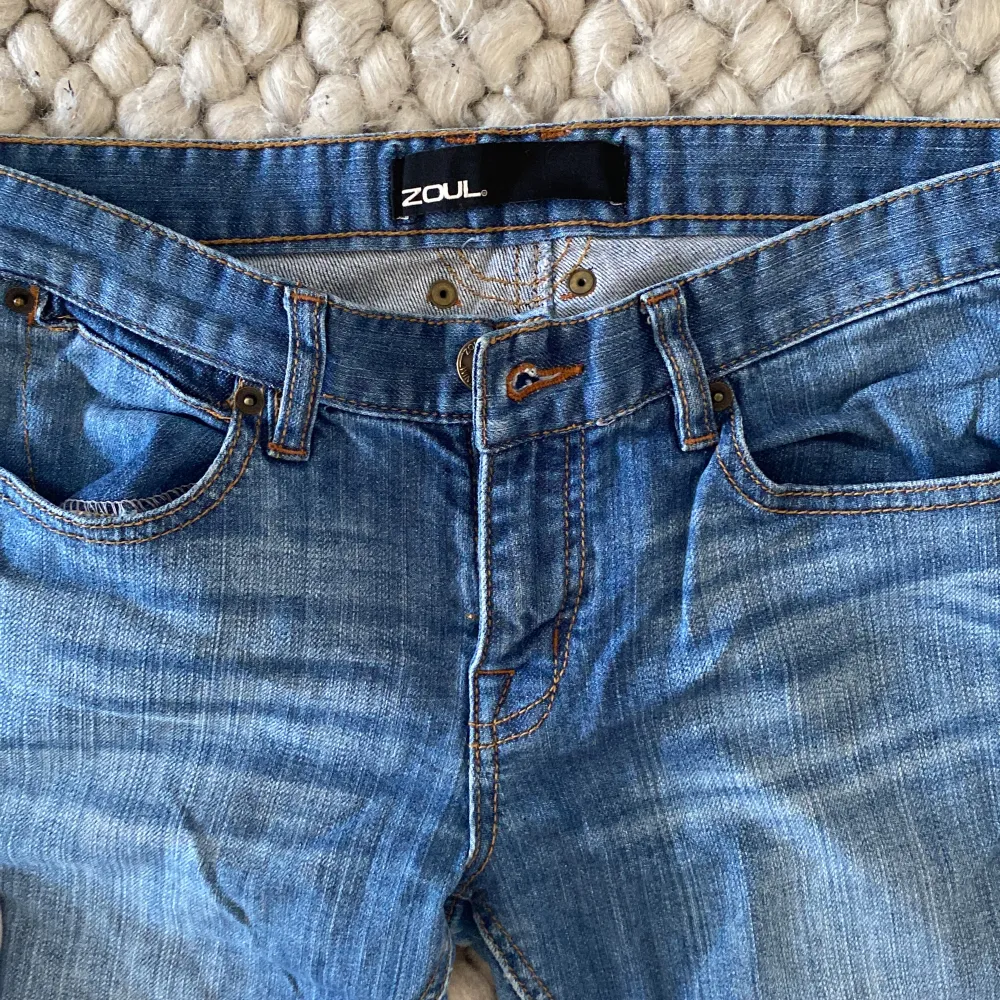väldigt fina flågmidjade flare jeans från ett märke som heter Zoul, andvända cirka 5 gånger men säljs då de inte andväns längre. pricet kan självklart diskuteras vid snabbt köp. strl 28. Jeans & Byxor.