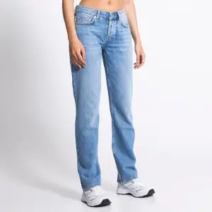 Ett par lågmidjade straight leg jeans från lager 157 i modellen Icon. Dem är ljusblåa som på bilden. Använda men fint skick ändå!💞 skriv gärna fler fler bilder!