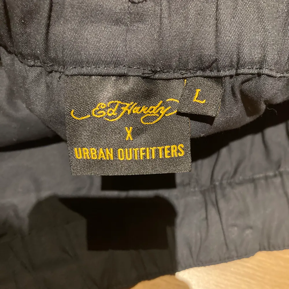 Nypris 600kr  Köpta i Tyskland Urban outfitters Aldrig använda  Pris diskuteras, endast swish, frakt tillkommer Skriv innan köp. Jeans & Byxor.