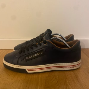 Dolce & gabanna sneakers  - Säljer nu dessa snygga dolce & gabanna sneakers | Fint skick | Köpta på nk för 4799kr kvitto och dustbag ingår |  Storlek 41 | Hör av er vid frågor 