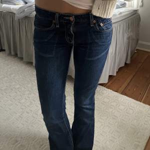 Assnygga Levis jeans med nice tvätt!  MIDJEMÅTT: 41cm INNERBENSLÄNGD:78cm