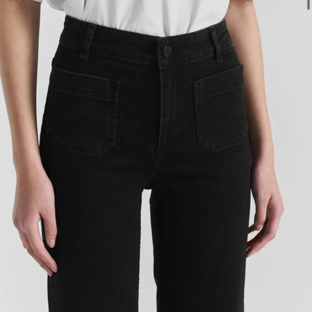 Snyggaste jeansen från twist and tango med fickor framtill, väldigt svårt att fotta svarta jeans. Jag är 170 och vanligtvis en small. Nypris 1600. Jeans & Byxor.