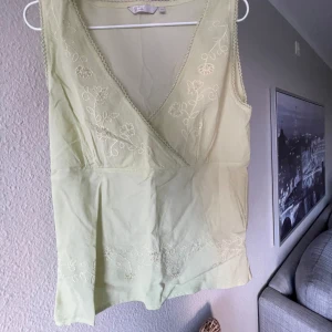 Grön blus  - Säljer denna super söta blusen! Den är köpt secondhand!💗