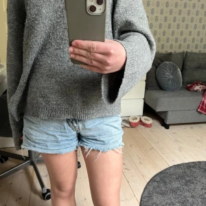 Jeansshorts - Ljusblå jeansshorts från hm. De har inga defekter och är i fint skick! Säljer för att de är lite stora på mig.