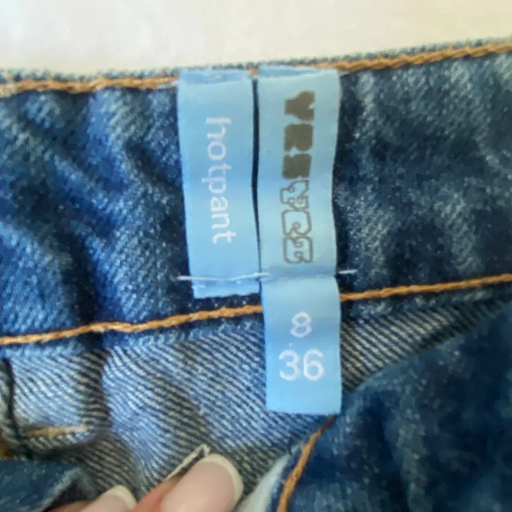 säljer dessa så himla söta jeansshorts med spets detaljer då de är för stora för mig tyvärr😪😪. Shorts.