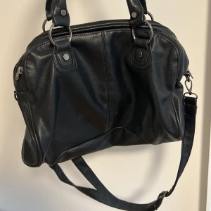 Svart väska - Säljer denna stora svarta väskan då den tyvärr inte kommer till användning💞Den är ca 25 cm hög, 35 cm bred och 10 cm djup 