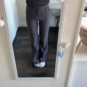Kostymbyxor  - Ett par kostymbyxor från Gina. Andvänt ganska mycket så de är lite nötta. Ny pris 459kr. Skriv om ni har funderingar.🥰