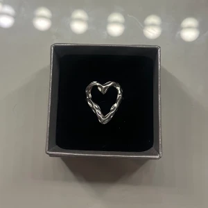 Justerbar ring med hjärta - Fin rostfri justerbar ring som inte använts💕