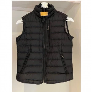 Parajumper väst - Den är storlek strl S, använd fåtal gånger 