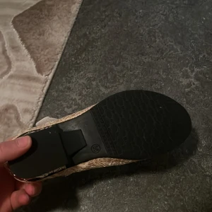 Fest skor - Palijett med vita pärlor och har en rosett i mitten det är en  klackskor