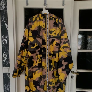 Won hundred regnjacka  - Säljer regnjacka från Won hundred! Unisex L/M. Bra skick & anorlunda färg/mönster. Luva går att plocka av. (Pris går att diskutera) 