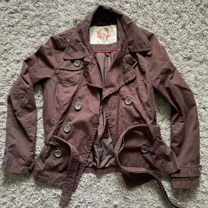 Brun croppad kappa - Står stl s men den är ganska smal i armarna så skulle säga att den är mer åt xs hållet. Annars inga defekter!☺️