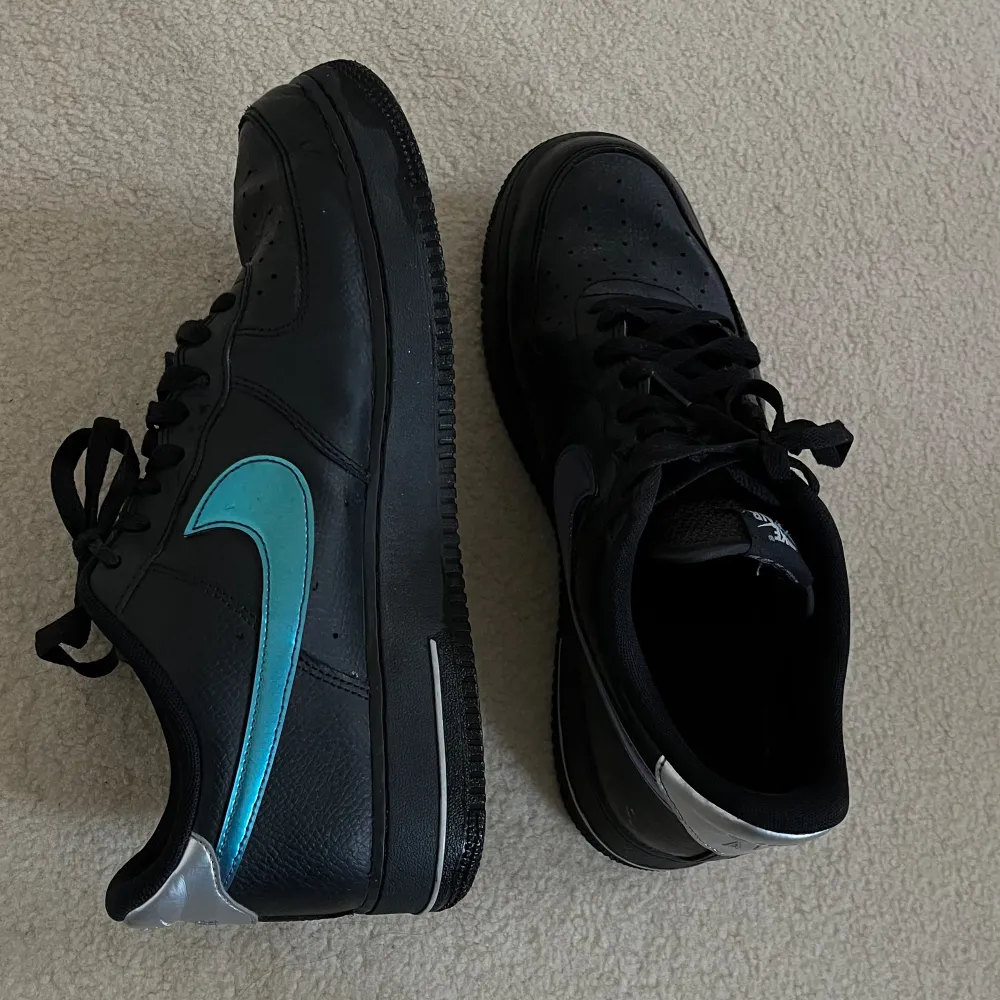 Svarta Nike Air Force 1'07 Sneakers Condition: 7/10 Köpa från zalando och box medföljer. Skor.