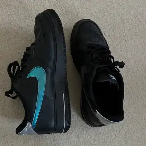 Svarta Nike Air Force 1'07 Sneakers Condition: 7/10 Köpa från zalando och box medföljer