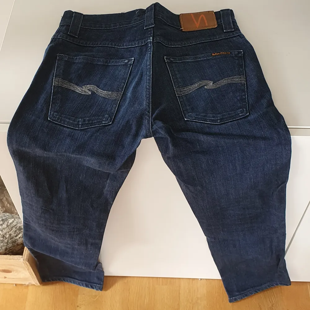 Nudie jeans, skick enligt bild - ej särskilt mycket använda.  Ngt små i storleken, srår w29 men jag skulle säga w28. Jeans & Byxor.