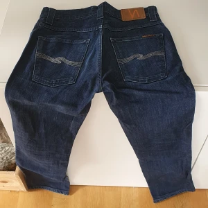 Nudie jeans, slim jim - Nudie jeans, skick enligt bild - ej särskilt mycket använda.  Ngt små i storleken, srår w29 men jag skulle säga w28