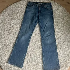 Säljer mina gamla favorit jeans från ZARA i storlek 36 då dem är försmå för mig. Innerbenslängd 81 cm. Medelhög midja. Skickar inga bilder med dem på.