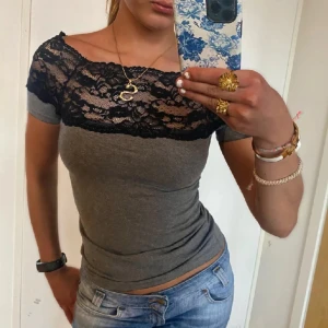 Off shoulder spettstopp - Jättefin och trendig spetstopp, storlek S men passar ändå XS skulle jag säga💞