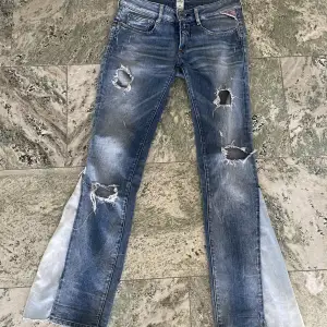Supersnygga lågmidjade jeans får replay. Har själv sytt de bootcut så det är lite slarvigt gjort men absolut inget man tänker på. Midjemåttet är 68❤️
